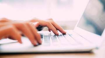 main tapant sur le clavier